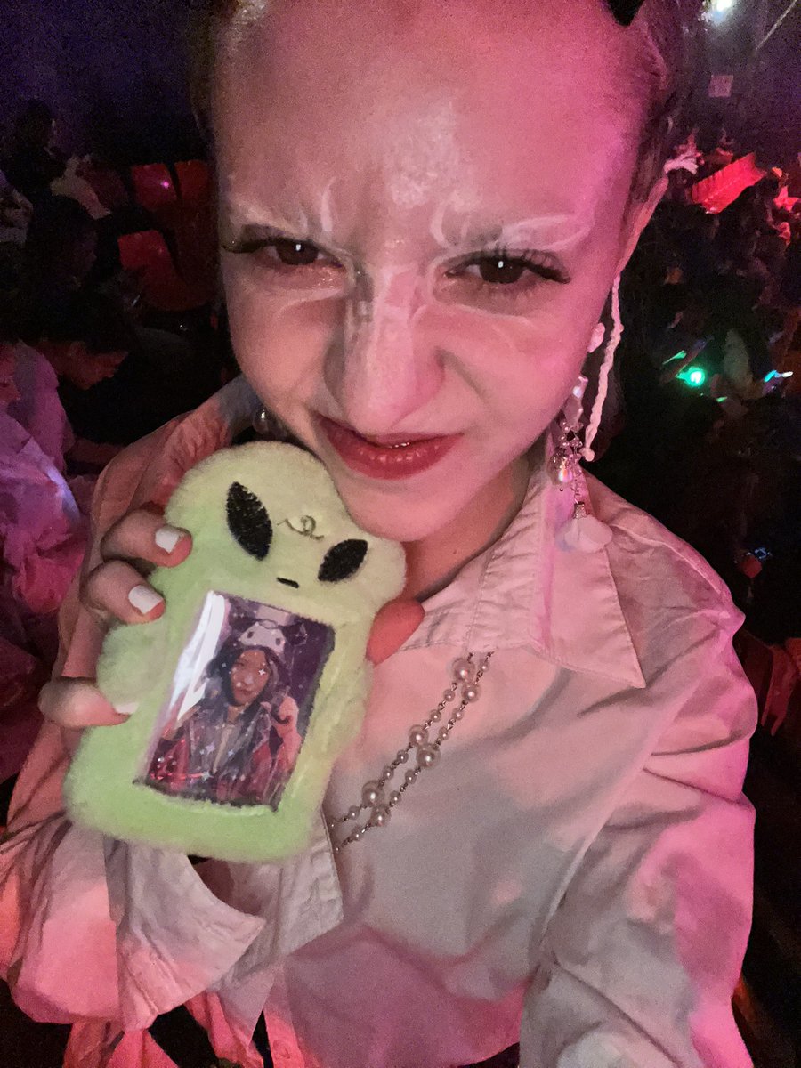 pe4chjinri's tweet photo. And maybe I did cried many times because I finally saw Rozalin after 3years ::3 #rozalin #TAEMIN_in_Paris https://t.co/VMK17eSJXT