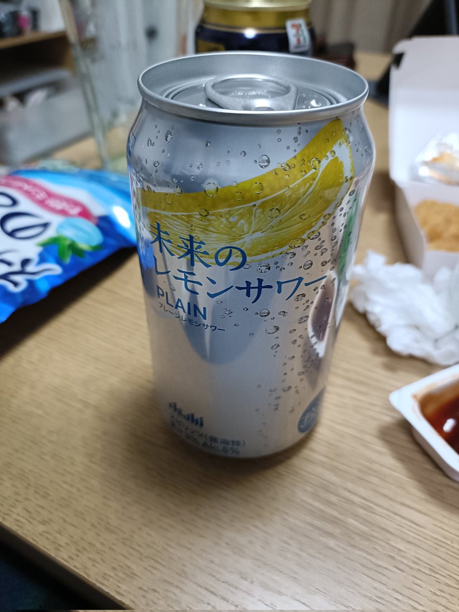 ponya_aaaa's tweet photo. 電車の中吊りで見かけて、コンビニで買った。
レモンが酸化してるのか、えぐみが強い、、、残念、、、 https://t.co/ecpJSTTN5H