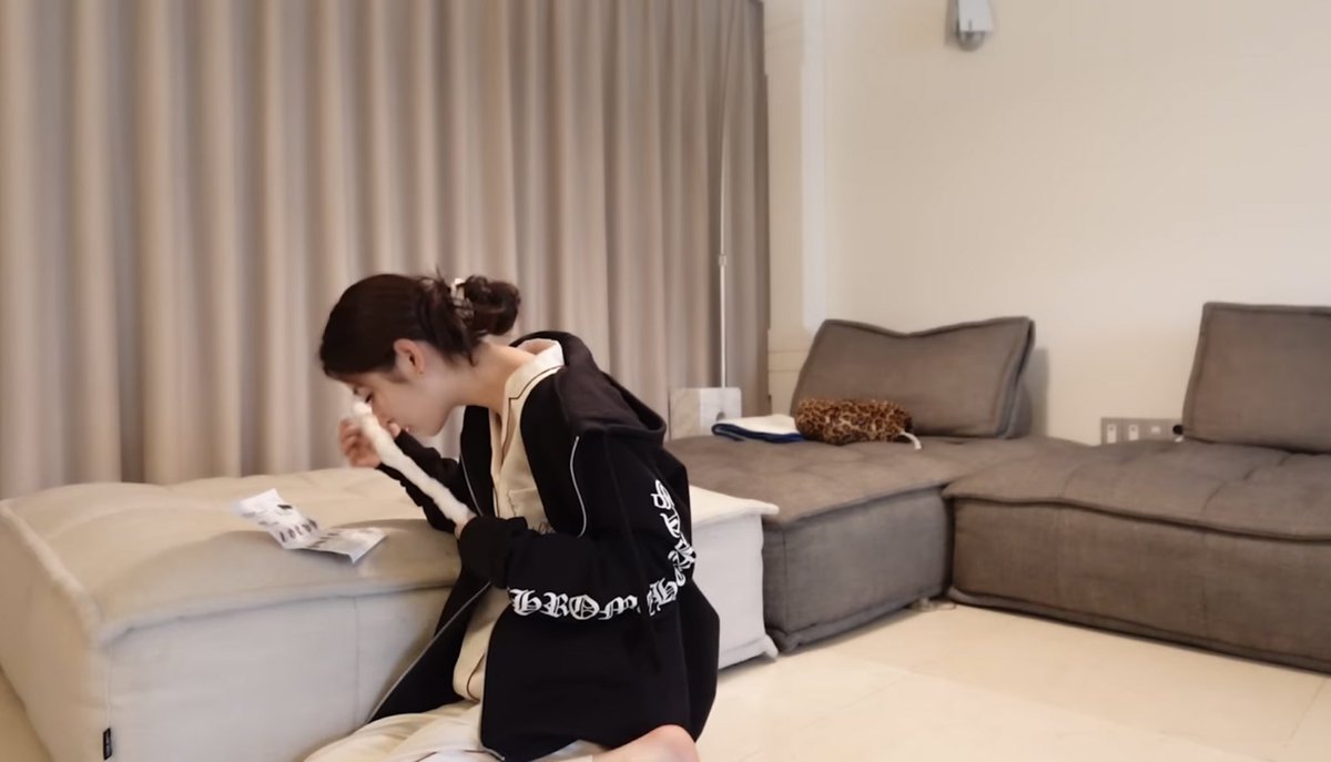 meovvアンナちゃん、部屋着でジェラピケの上にクロムのパーカー着てて