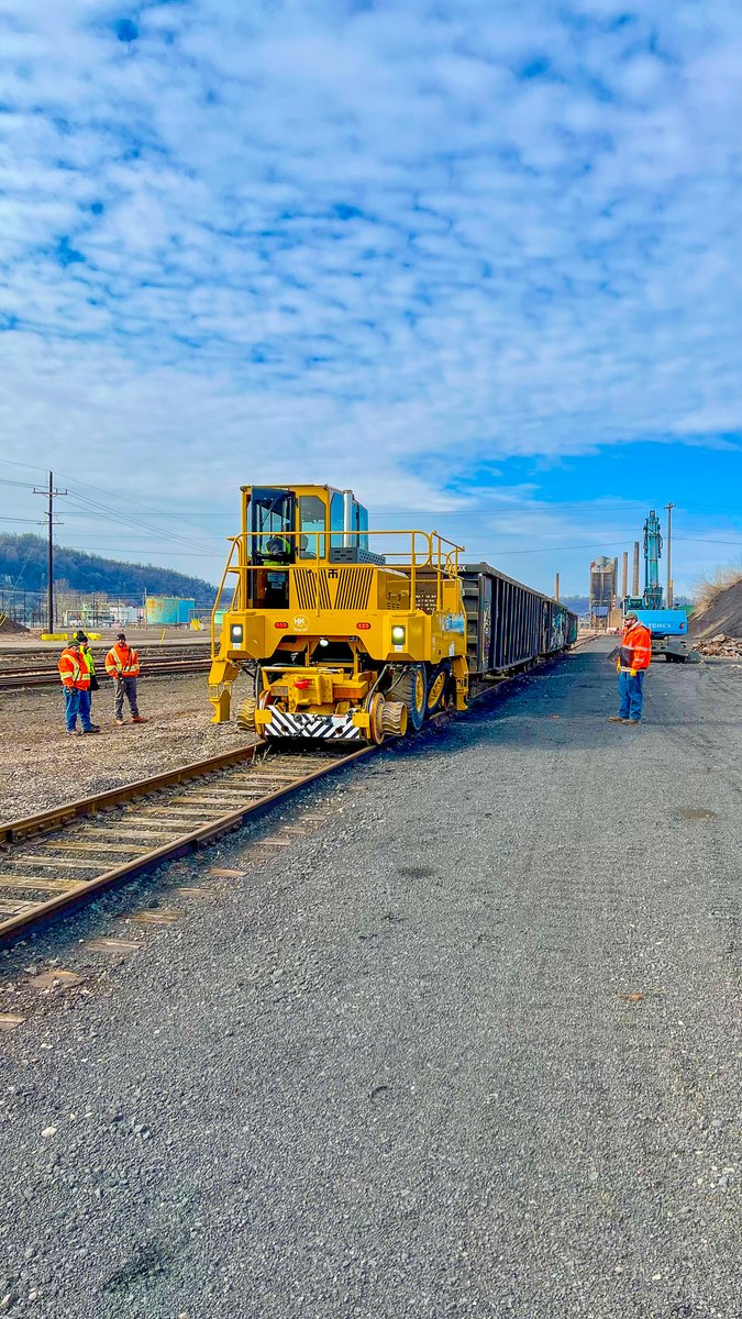 empireede's tweet photo. 🚂 Exciting news! The Empire River Rail crew has officially started operations at The Port of West Virginia! 🎉 Our team has completed rigorous training and certification to ensure we meet FRA standards and our company procedures. We can't wait to offer our customers top-notch services, including freight services, transloading, and railcar storage. Let's get moving! 🚀 

#EmpireRiverRail #WestVirginia #RailTransport #Logistics #Transloading #LastMileDelivery #NewBeginnings #portofwestvirginia #empireede