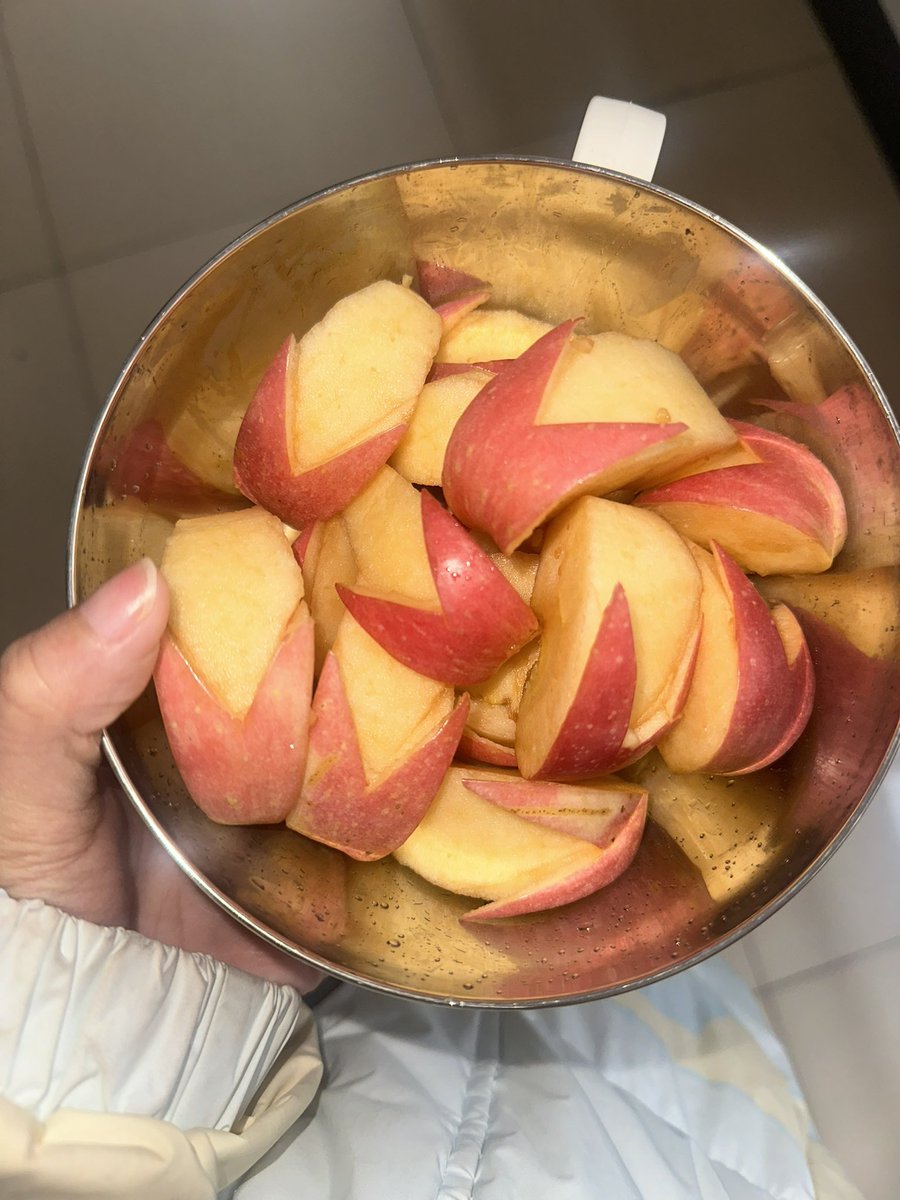 上次看永夜星河我随口一说，以后苹果不是他们电视剧里面一样的兔子苹果我不吃，上次他给我做了。然后昨天说我想吃苹果，没想到他还会记得(*≧ω≦)