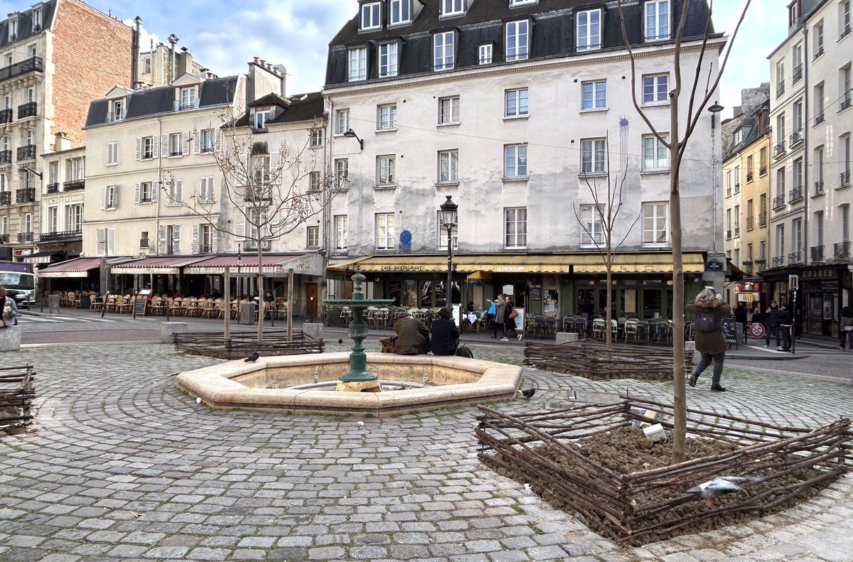 DuprDominique2's tweet photo. 🥲🌳 ESPACE INFORMEL Les arbres ont été replantés place de la Contrescarpe. Problème: la place ne ressemble plus à rien, elle n’a plus de forme, plus d’unité, c’est un espace totalement ouvert, aménagé avec peu de soin, les détritus sont toujours là, elle a perdu tout son charme. https://t.co/0MvyCF5vX2