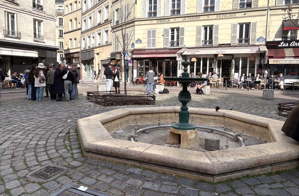 DuprDominique2's tweet photo. 🥲🌳 ESPACE INFORMEL Les arbres ont été replantés place de la Contrescarpe. Problème: la place ne ressemble plus à rien, elle n’a plus de forme, plus d’unité, c’est un espace totalement ouvert, aménagé avec peu de soin, les détritus sont toujours là, elle a perdu tout son charme. https://t.co/0MvyCF5vX2