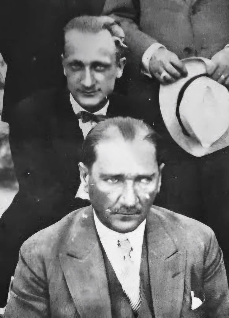 HarpCografyasi's tweet photo. Mustafa Kemal Paşa'nın bu çok güzel gülümsediği fotoğrafı bilirsiniz.
Bu gülümsemenin nedeni de bir tıbbiyelidir.
Tıbbiye öğrencisi Muhterem, 18 Haziran 1922 günü Geyve Karaçam'da Kocaeli Grubu'nu denetleyen Paşa'yı görmeye koşan kalabalığın içindedir.
Hatıra fotoğrafları çekilmektedir.
Tıbbiyeli Muhterem "Paşam hiç gülümseyen fotoğrafınız yok. Bir tane çekebilir miyim?" diye sorar. Miralay 'Deli' Halit bu densiz gence çıkışmak üzereyken, Gazi Paşa kabul eder: "tamam ama sen de fotoğrafta olacaksın".
Tıbbiyeli Muhterem'in de kadrajda olduğu bu güzel fotoğraf çekilir.
O ateşten günlerin umut dolu bir anıdır.
Bir milletin yüzünü güldüren Mustafa Kemal Paşa ve geleceğin Prof. Dr. Muhterem Gökmen'i...
Mustafa Kemal Paşa elini bu genç tıbbiyelinin üstünden hiç çekmez. Kişisel gelişimini bizzat takip eder.
1925 yılı Eylül'ünde tekrar bir araya geldiklerinde artık Muhterem mezun bir hekimdir. Çubuk'ta, Paşa'nın Kastamonu gezisi dönüşünde Ankara'dan karşılamaya gelen tabiplerden biri de Muhterem Bey'dir.
Tüm tabiplerimizin yüzünün bu fotoğraftaki gibi gülmesi dileğiyle💐
#doktor 
#hekimleriminyanındayım