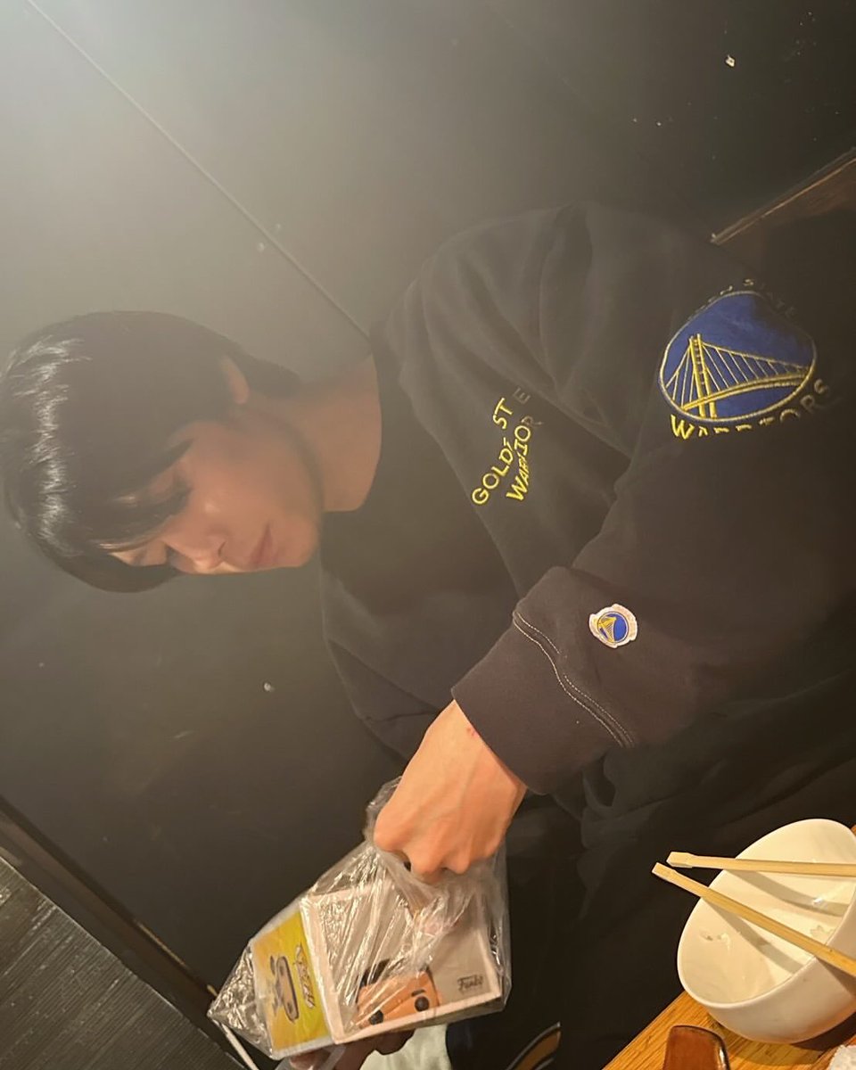 mazequerade's tweet photo. now wdym the disneyland date wasn't even to celebrate riku's bday but rather just a regular date and yusei gifted riku a stephen curry funko pop for his bday 😭😭😭

find yourself a supportive bf like yusei fr omg https://t.co/N4Lb03X6gA