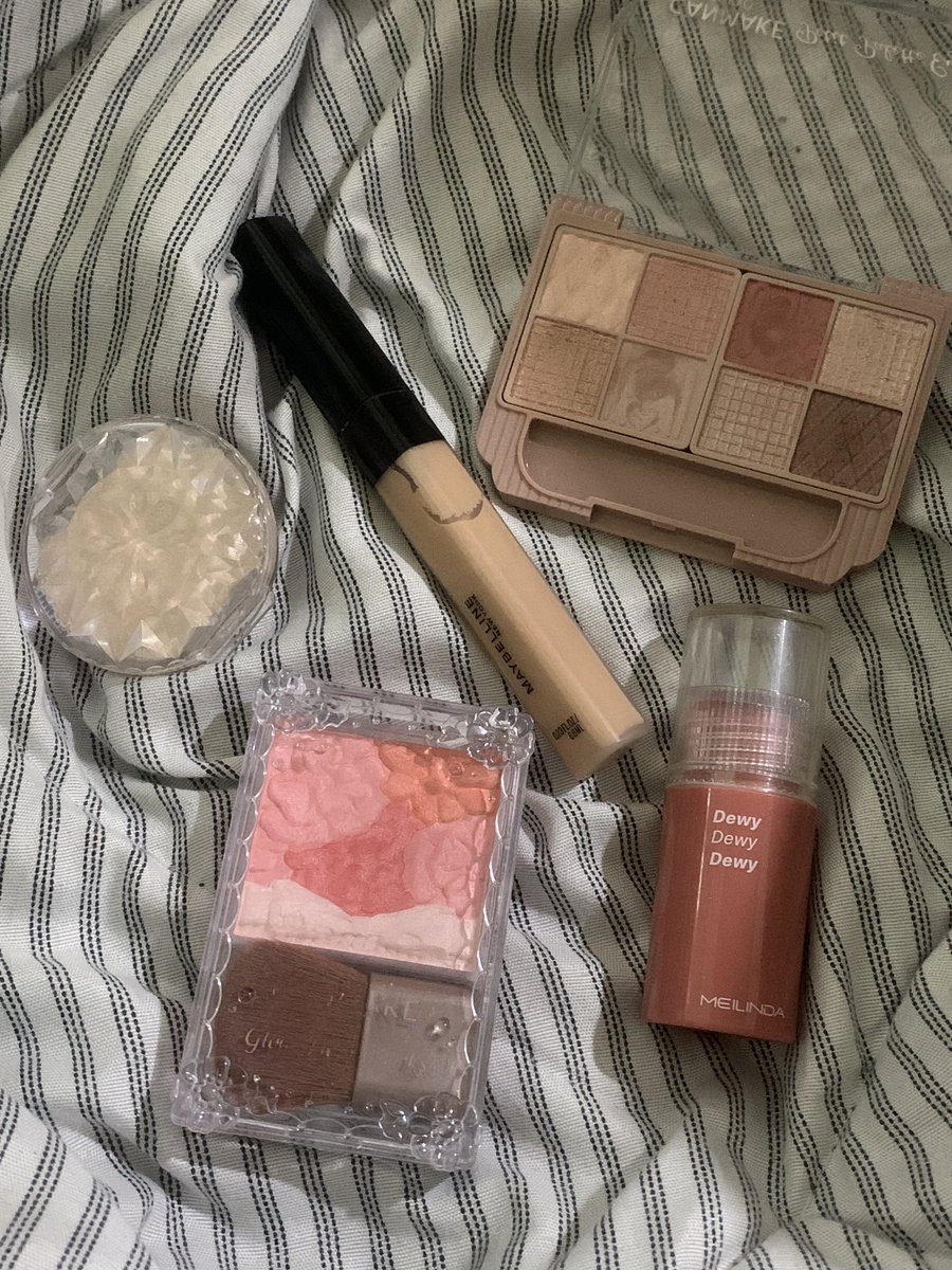 almostgarne's tweet photo. ส่งต่อคสอ. *ส่งฟรีค่ะ

- พาเลทตา canmake 01 /90฿ 
ไม่มีแปรง

- บลัช meilinda dewy blush 04 /130฿

- บลัช canmake 02 /180฿ 

- ไฮไลท์ canmake 01 /180฿

- คอนซีลเลอร์ maybelline /140฿
ใช้ไป 2 ครั้ง

#ส่งต่อเครื่องสําอาง #ส่งต่อเครื่องสําอางมือสอง #ส่งต่อคสอมือ2 #ส่งต่อคสอมือสอง https://t.co/IN9v8om1qi