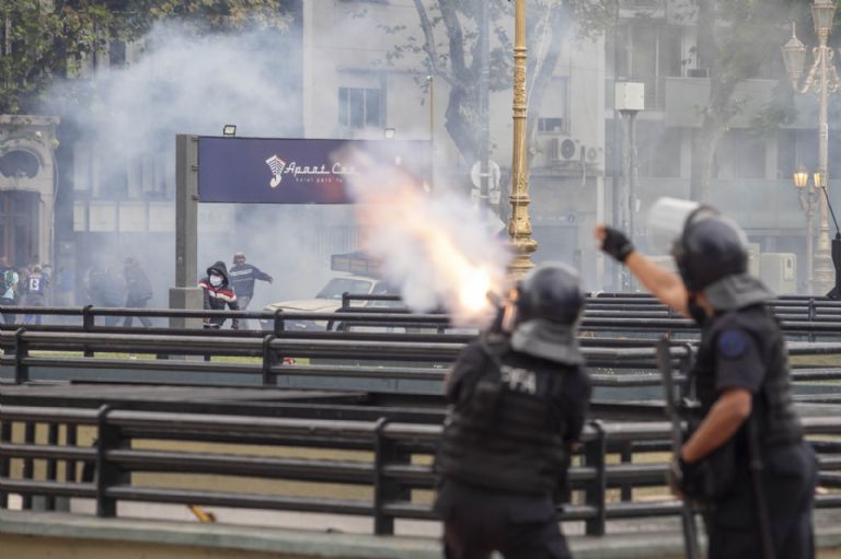 BrunoRguezP's tweet photo. En nombre de una "libertad" cada vez menos creíble, gobierno argentino reprime violentamente protestas organizadas por los más afectados por las políticas neoliberales aplicadas en #Argentina.

Convenientemente olvidan temas tan acuciantes como #DDHH y libertades fundamentales. https://t.co/LbiFSpRYNo