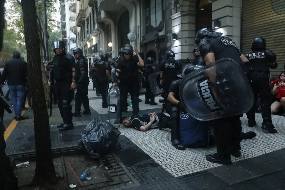 BrunoRguezP's tweet photo. En nombre de una "libertad" cada vez menos creíble, gobierno argentino reprime violentamente protestas organizadas por los más afectados por las políticas neoliberales aplicadas en #Argentina.

Convenientemente olvidan temas tan acuciantes como #DDHH y libertades fundamentales. https://t.co/LbiFSpRYNo