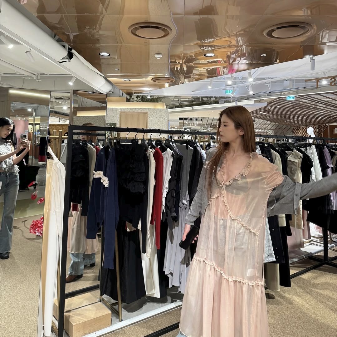 not me thinking she was shopping for raya clothes😭😭😭😭😭 HELP?