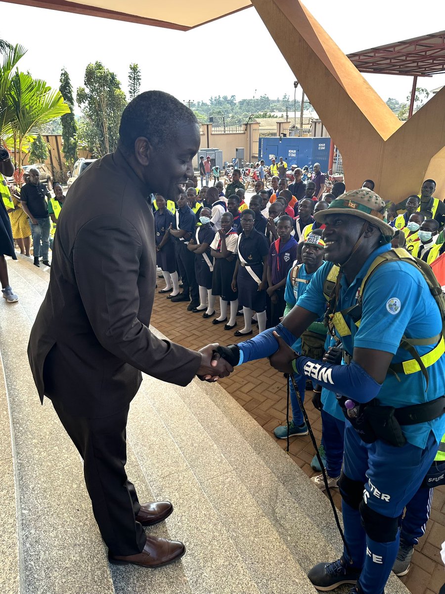 min_waterUg's tweet photo. #MWEworks: The @walkers_uganda have been welcomed by the @min_waterUg Permanent Secretary; Dr. @okidi64. The 317 km walk that started in Buliisa District on 3 March, 2025 has climaxed today in Kampala City.

@WaterAidUganda @Water4PeopleUG @UNDPUganda @theGCF @NFAUG 

#UWEWK25 https://t.co/2JDn5f7yBT