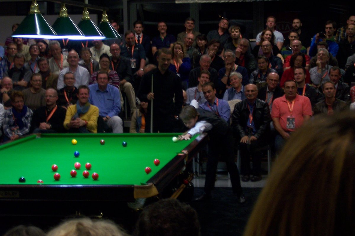 PeterRat147's tweet image. October 2014: 
a young boy playing a frame of snooker against a famous opponent in an exhibition match (and winning this frame 😀)
March 2025:
finally, this young man manages to join the snooker main tour as a PRO !
#teamFlo #147sf @Flo_Snooker