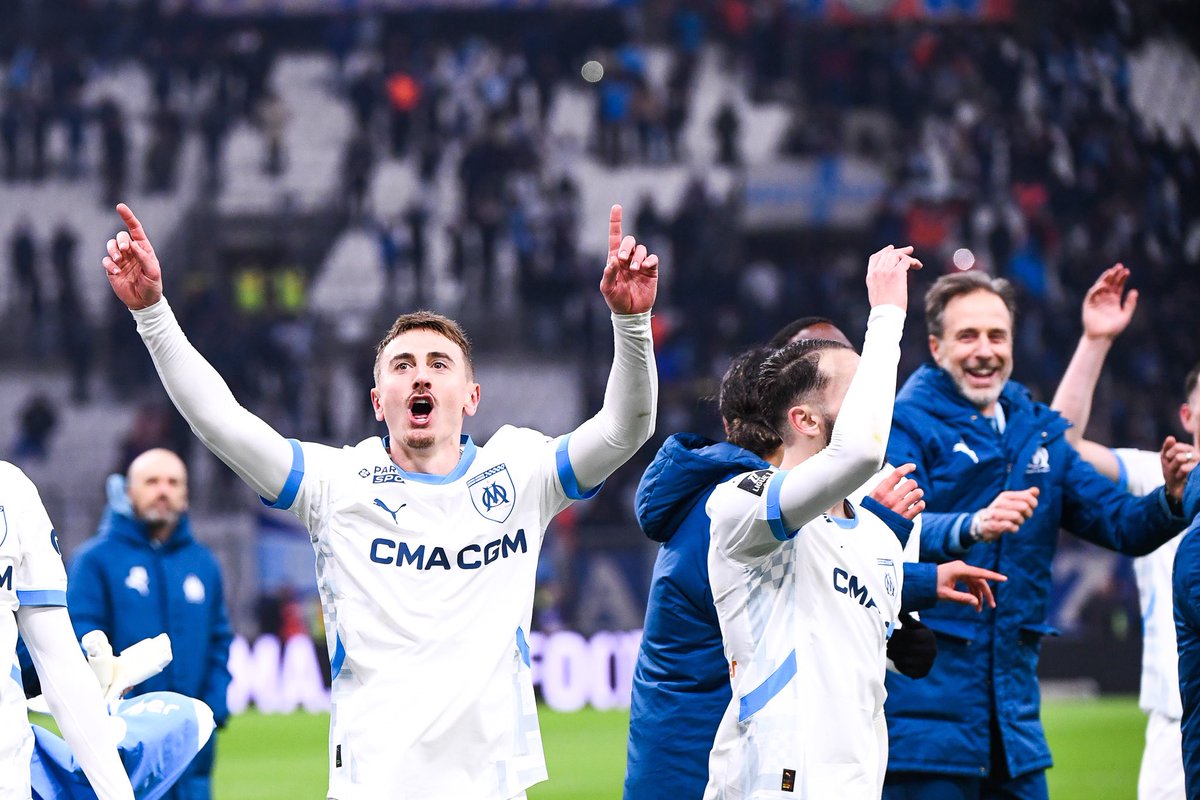 "𝗢𝗡 𝗡𝗘 𝗩𝗔 𝗣𝗔𝗦 𝗔̀ 𝗣𝗔𝗥𝗜𝗦 𝗣𝗢𝗨𝗥 𝗙𝗔𝗜𝗥𝗘 𝗟𝗘 𝗗𝗢𝗦 𝗥𝗢𝗡𝗗 𝗘𝗧 𝗦𝗘 𝗗𝗜𝗥𝗘 𝗤𝗨’𝗜𝗟𝗦 𝗦𝗢𝗡𝗧 𝗠𝗘𝗜𝗟𝗟𝗘𝗨𝗥𝗦 𝗤𝗨𝗘 𝗡𝗢𝗨𝗦 !" 

"𝗢𝗡 𝗬 𝗩𝗔 𝗣𝗢𝗨𝗥 𝗥𝗔𝗠𝗘𝗡𝗘𝗥 𝗤𝗨𝗘𝗟𝗤𝗨𝗘 𝗖𝗛𝗢𝗦𝗘 !" 💙🤍

Valentin Rongier : « C’est une des meilleurs