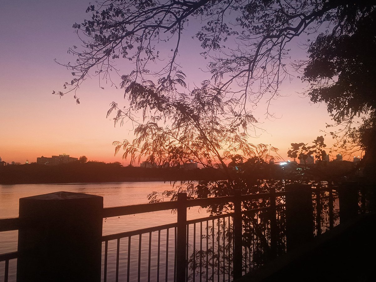 jonalyn_arnaiz's tweet image. Kaya pala ang ganda ng sunset kanina… THE WONDROUS WORM MOON pala yan 🌕❤️‍🔥

@pup linear park