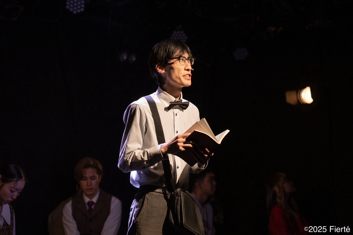 Fierte_stage's tweet photo. \ 📸本日の舞台写真📸 /

ミュージカル「THE THEORY OF RELATIVITY-相対性理論-」
#セオリラ

今日は、、3月14日！3.14 ……そう、円周率の日！！
円周率といえば、アダム。確実で不変である数字と計算不可能な人生に思い悩む姿が印象的📚

🍎@tou_shibata 
🍊@yanyan_soneyan 

撮影：#曽我虹輝 さん https://t.co/dePQvgKAcO