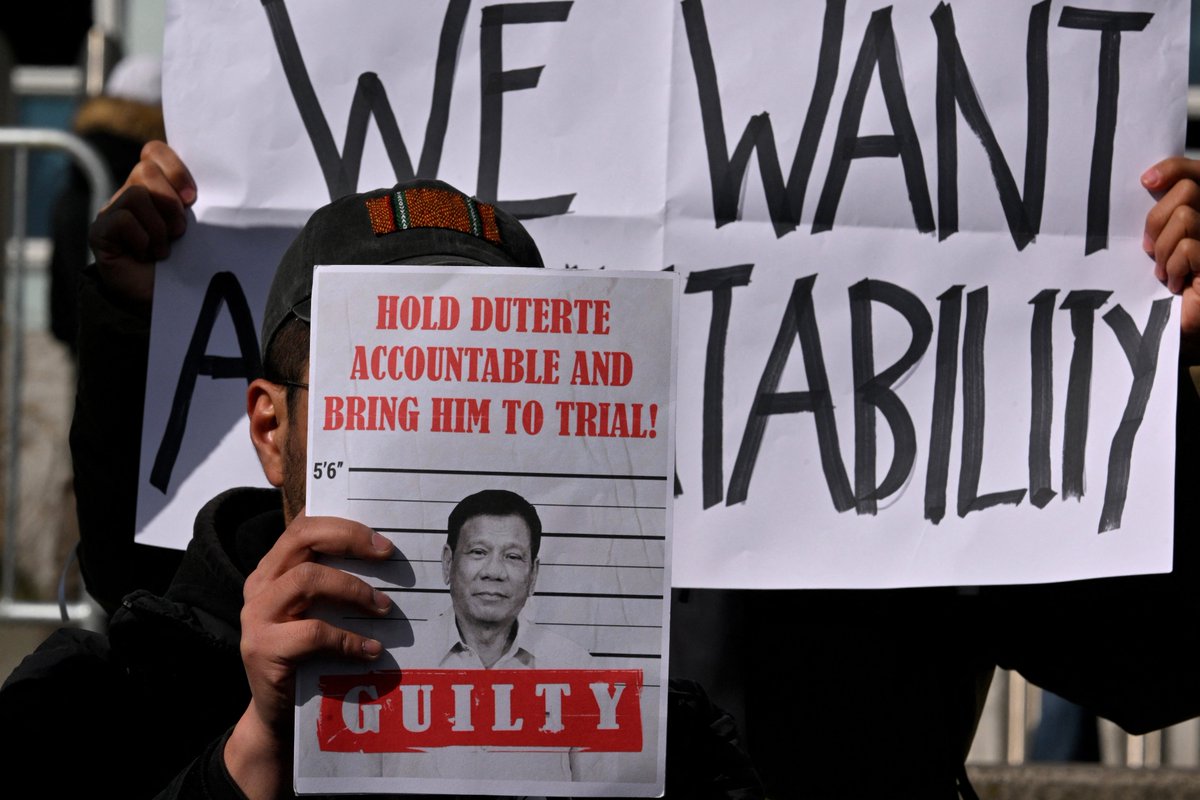 PhilstarNews's tweet photo. DUTERTE PROTESTERS AT HAGUE

Protestors holding placards demonstrate against the former president Rodrigo Duterte, as they gather in front of the International Criminal Court (ICC) where he will be appearing in The Hague on March 15 (Philippine time).

Duterte was expected to make his first appearance at the International Criminal Court on March 14, to face crimes against humanity charges over his deadly narcotics crackdown. The 79-year-old was set to appear before judges for a short hearing where he is to be informed of the crimes he is alleged to have committed, as well as his rights as a defendant.

📸 AFP/Nicolas Tucat

🔴 LIVE UPDATES: https://t.co/S4Xt5OJS6V

Related: https://t.co/pzFDZq8cEn