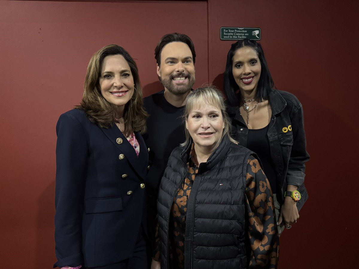 Anoche la pasé genial en el show de <a href="/ElGeorgeHarris/">George Harris</a>. ¡Qué manera de reírme! 

Es un comediante genuino, muy cercano a la gente y sus raíces, un patriota y amante de la libertad en Venezuela y Cuba. 

¡Gracias George, pronto podrás hacer reír a los tuyos en una Venezuela libre!