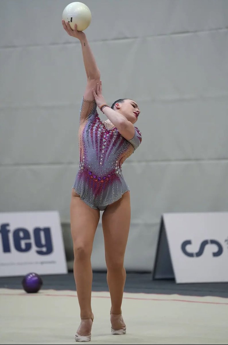 El inicio de la pelota es maravilloso, en su línea, bonita y expresiva
La segunda parte me choca. El giro penche precioso, y el maillot es ESPECTACULAR 
Muy muy guapa y muy buena sensación esta primera impresión con Lucía 💜🩷
Estamos contigo!!!