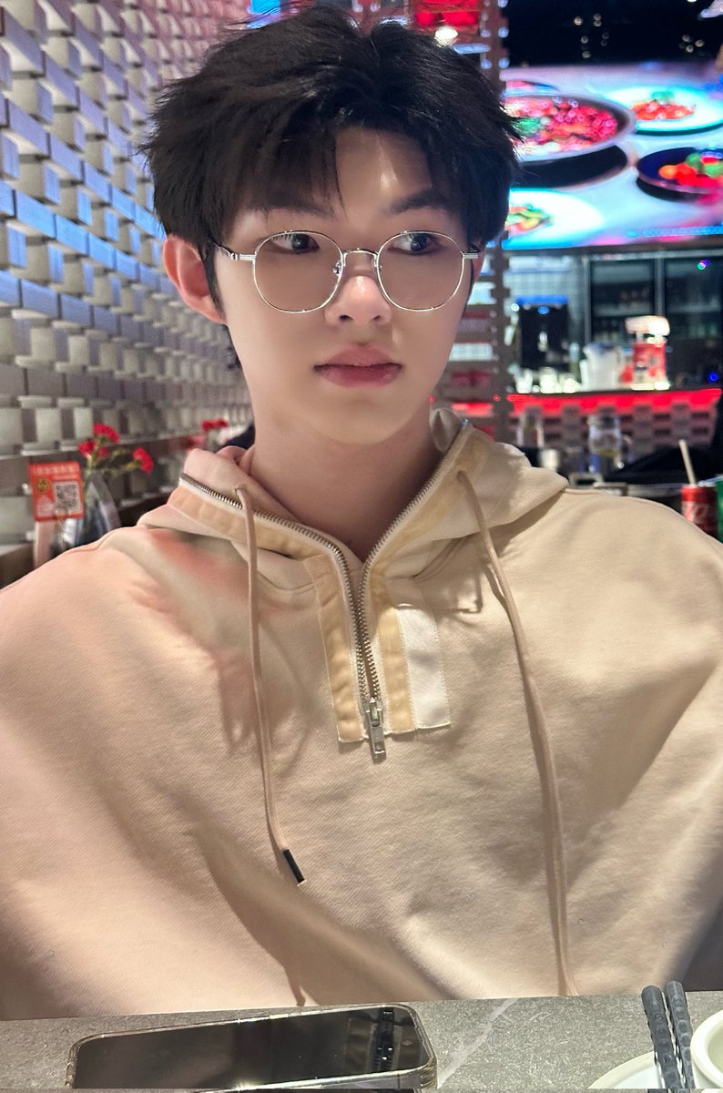 Junliu_TH's tweet photo. 25.03.14 📷 | Weibo Post ✧*:・
ออกไปหาของอร่อยๆ กินดีกว่า 🫢
📎 : https://t.co/BWDuAWYYAO
#LiuJun #JunLiu #หลิวจวิ้น #刘隽 https://t.co/fgOU76TJ4h
