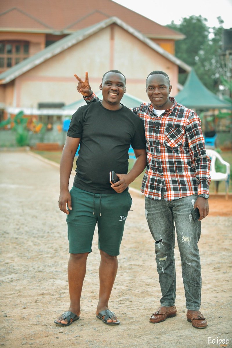 bob_t_trukfit's tweet photo. ⁦@SiniyaLeague outing got better. My brother⁩ ⁦@ObarWoodz⁩ on the 📷 Esaano x Emooyi ✌️😎 https://t.co/XOkglabjZ3