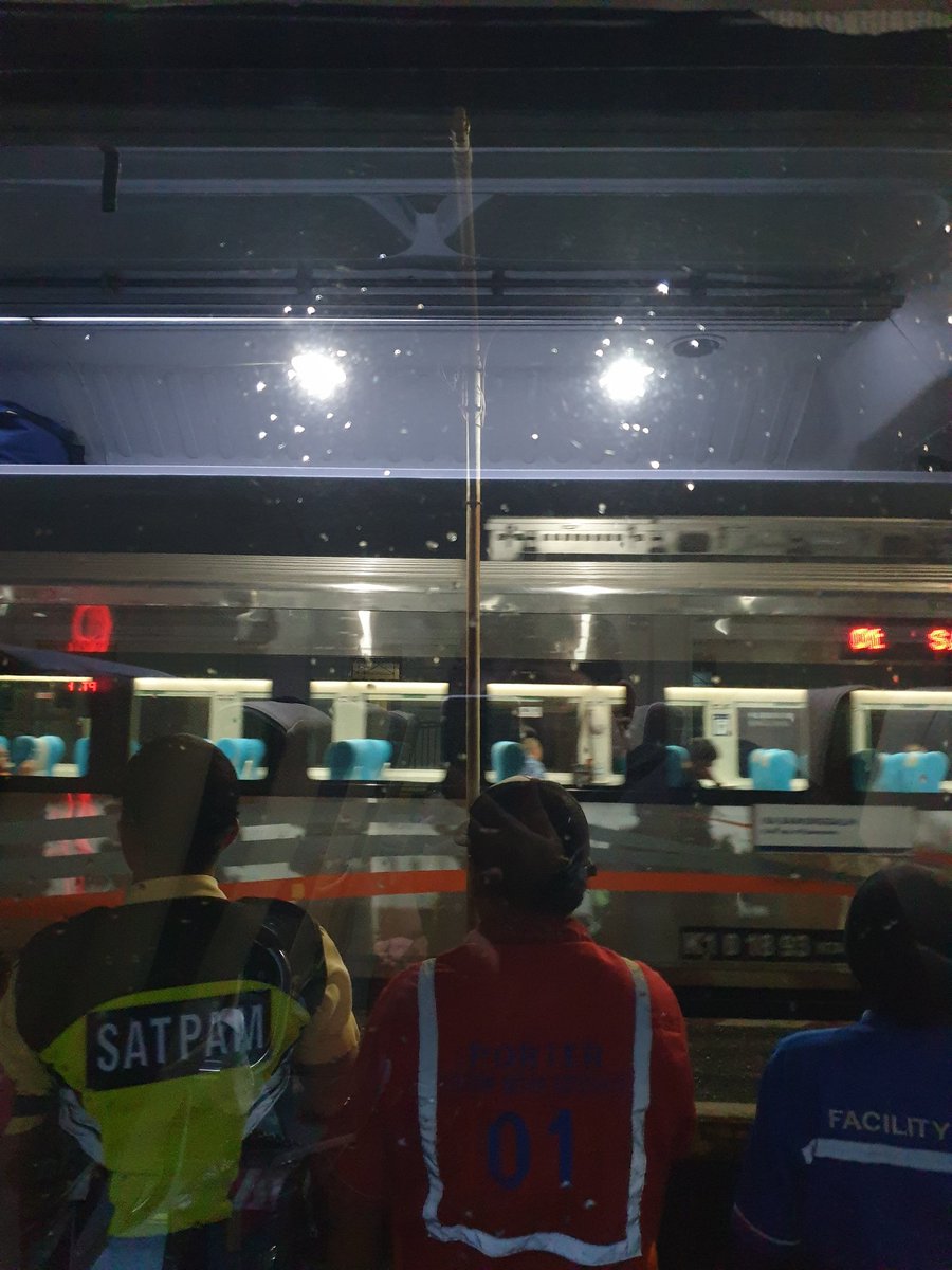 haikaljd's tweet photo. "Jendela kereta adalah panggung para punggung terpanggang demi kenyang pinggang-pinggang di tempat pulang"
#keretaapi https://t.co/6JtHAON0jL