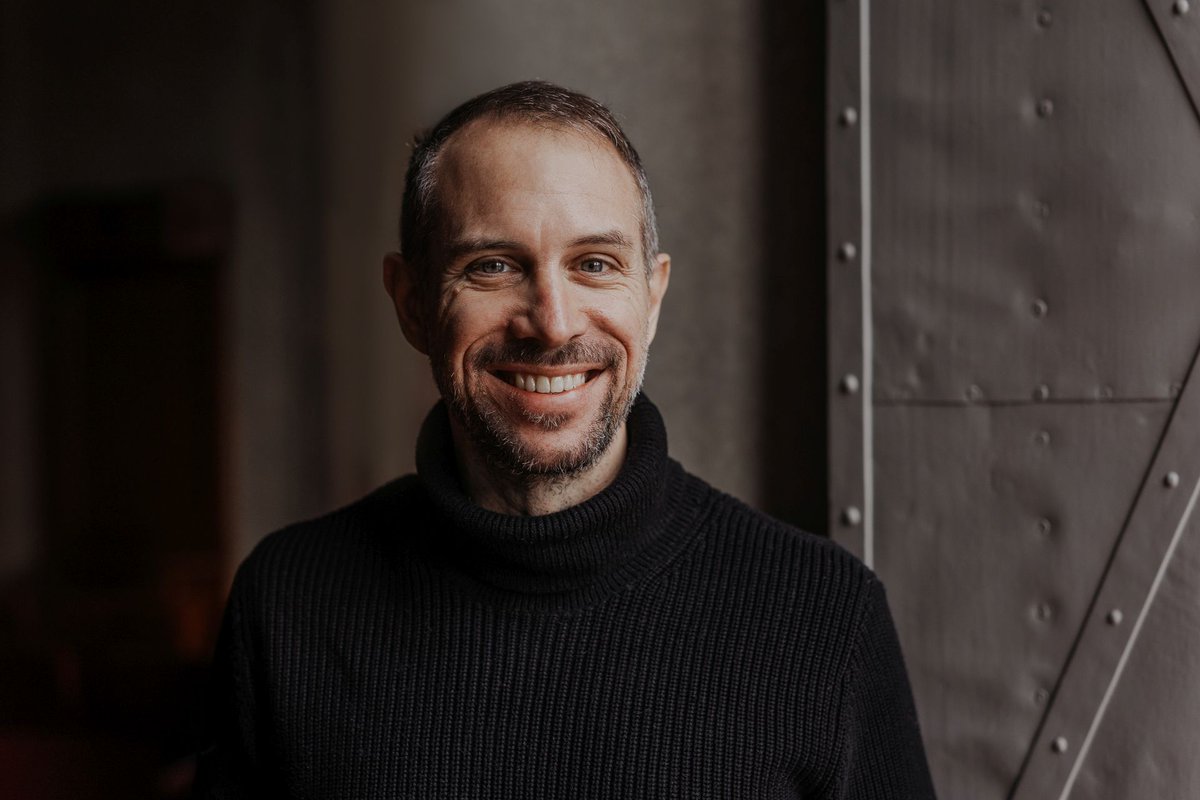 David Hoksza zkoumá proteiny, ale není biolog, nýbrž informatik. Na katedře softwarového inženýrství vyvíjí nástroje, které umožňují vizualizovat proteinové struktury nebo na nich identifikovat místa, kde se vážou léčiva.🧬

🔗matfyz.cz/clanky/do-nitr…