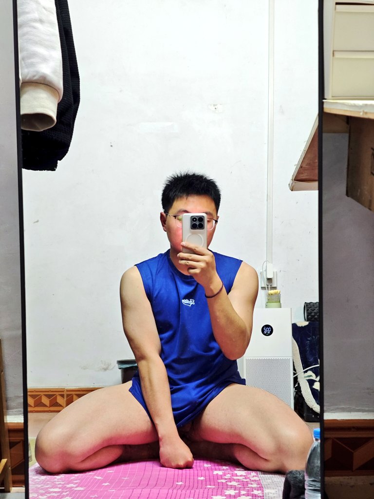 Leoakls1998's tweet photo. 最近新买的背心🎽好爱
没有体能服就擦边体能服
腿粗胳膊细的小土狗 https://t.co/3JHezETz43