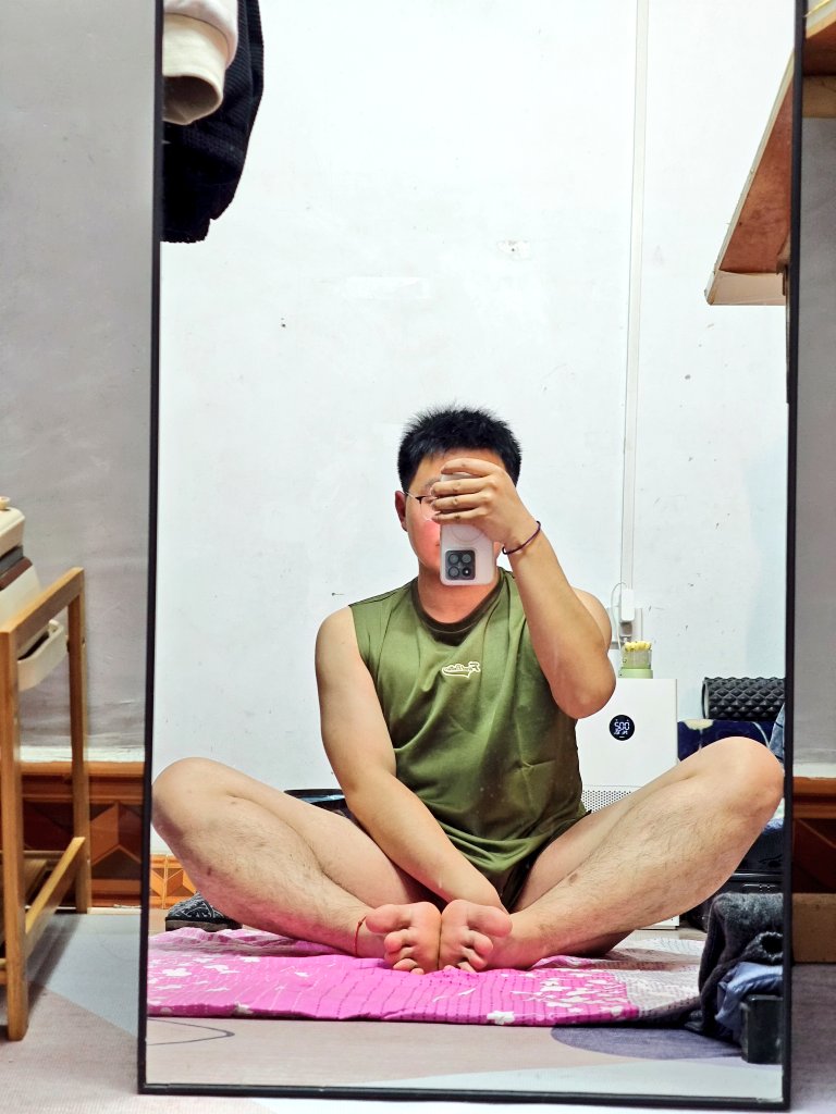 Leoakls1998's tweet photo. 最近新买的背心🎽好爱
没有体能服就擦边体能服
腿粗胳膊细的小土狗 https://t.co/3JHezETz43