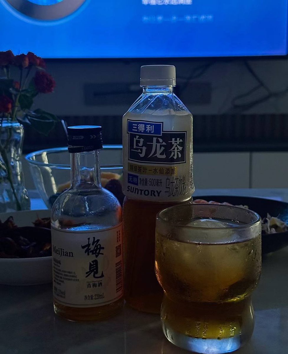 一个人独自喝酒听歌，总觉得身边少了陪伴