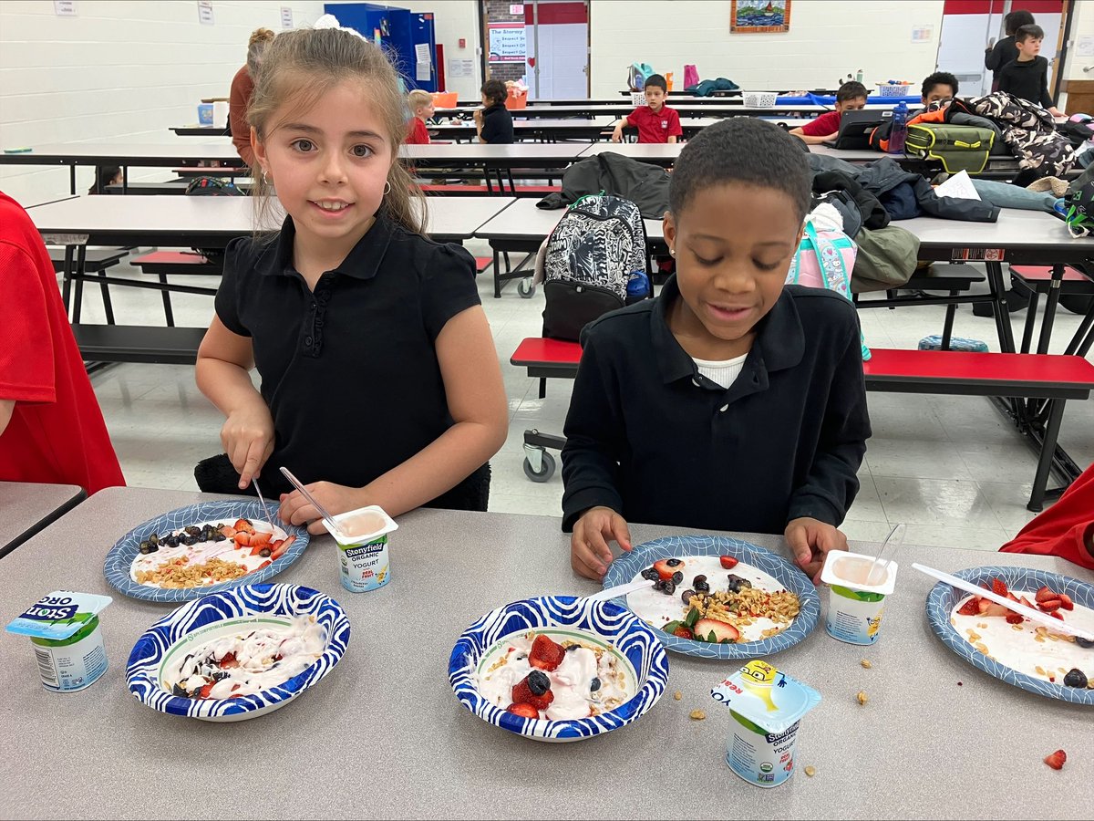 LastellaStacey's tweet image. So much fun with @njsnaped and our @ymcaGMC Ykids aftercare in @DreamBigRB #yogurtparfaits #knifeskillsandMyPlate ππ¦π½οΈ