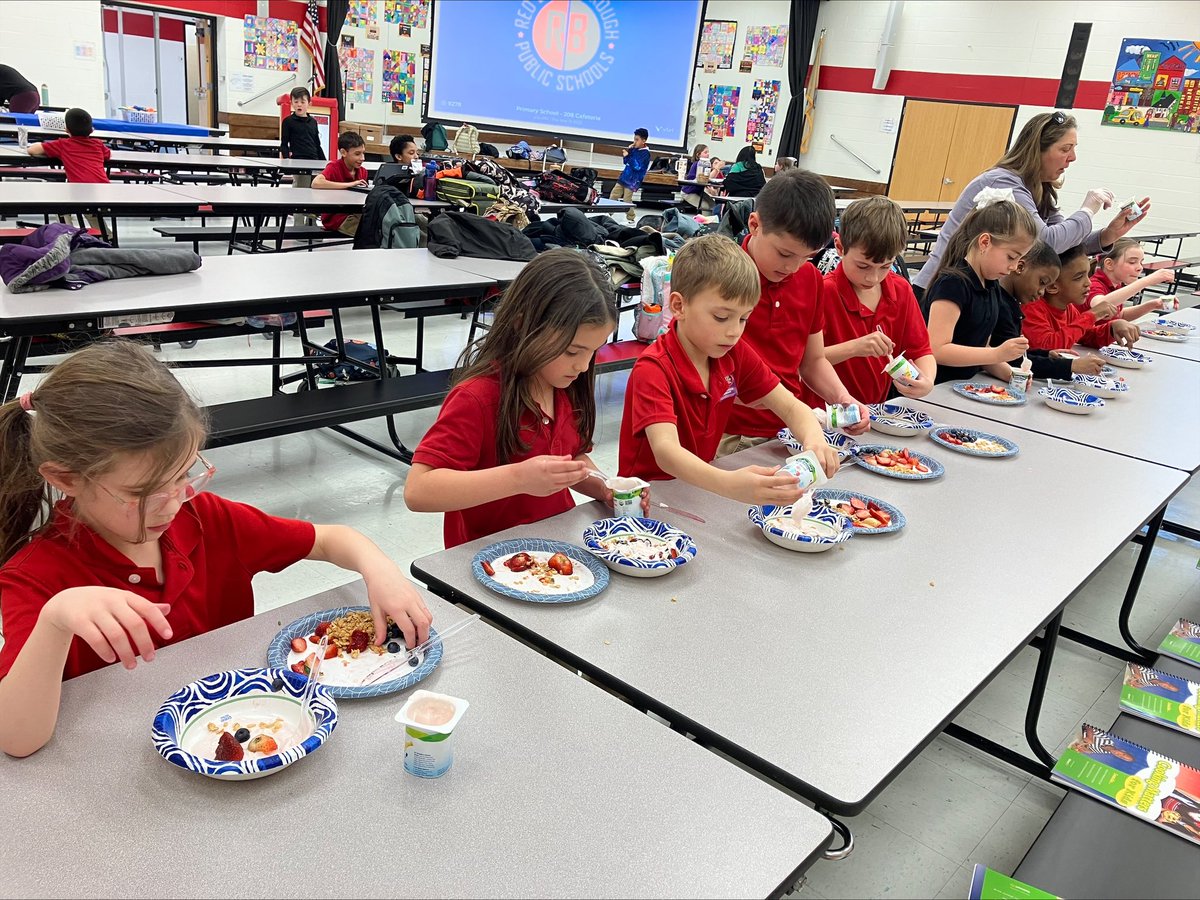 LastellaStacey's tweet image. So much fun with @njsnaped and our @ymcaGMC Ykids aftercare in @DreamBigRB #yogurtparfaits #knifeskillsandMyPlate ππ¦π½οΈ