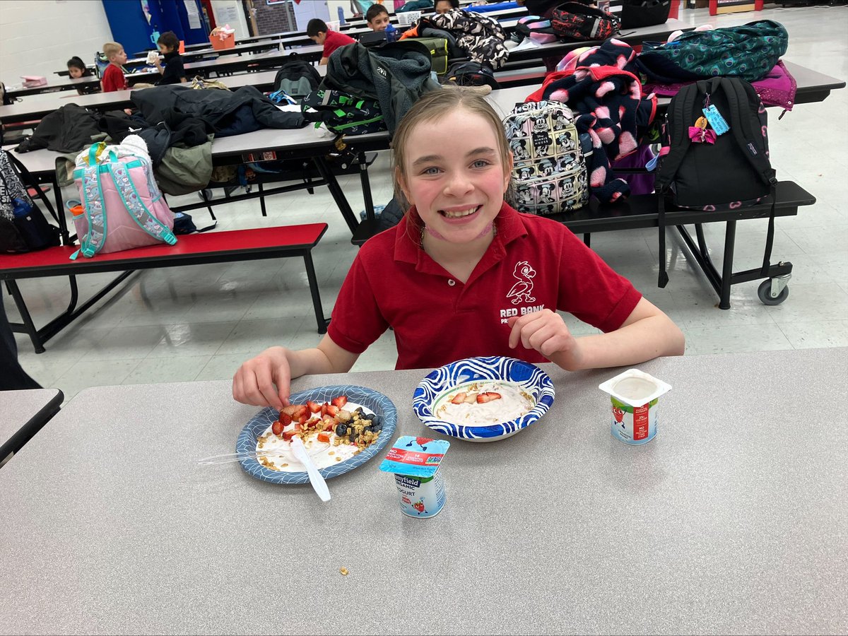 LastellaStacey's tweet image. So much fun with @njsnaped and our @ymcaGMC Ykids aftercare in @DreamBigRB #yogurtparfaits #knifeskillsandMyPlate ππ¦π½οΈ
