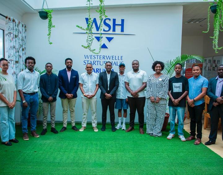KiasiApp's tweet photo. Ilikuwa heshima kubwa sana kwa Kiasi app kuungana na Waziri wa mawasiliano na Teknolojia ya Habari, Mh. Jerry Silaa( @JerrySilaa ), wakati wa ziara yake katika baadhi ya startups katika @wsh_arusha
#kiasi #uchumiwakidijitali #tanzaniatech #startupstanzania #WSHA https://t.co/IGjn7p1Gza