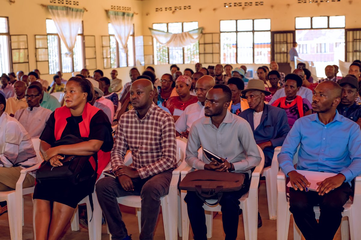 NyagatareDistr's tweet photo. Umuyobozi w'Akarere Gasana Stephen yashimiye umufatanyabirwa #Landesa ku mahugurwa bageneye  abakora mu rwego rw’ubutaka, kuko bizafasha Akarere. Yasabye kandi abahuguwe kurushaho gutanga serivisi nziza z'ubutaka ku baturage hashingiwe ku bumenyi  bangukira mu mahugurwa. 3/4 https://t.co/OOLSreNyzg