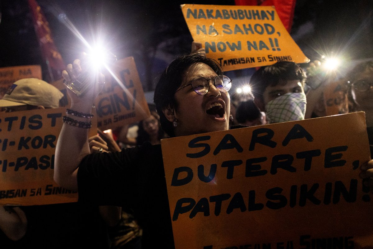 newswatchplusph's tweet photo. LOOK: Filipino students and activists demand conviction, imprisonment of former President Rodrigo Duterte ahead of his first International Criminal Court appearance on March 14.

📸 Eloisa Lopez/Reuters https://t.co/pGjAlSmaR1