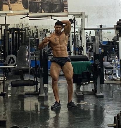 🇺🇲The biggest in the gym. Tell me, why are you so dumb and keep losing money to me?hahaIs it because I ignore you?

🇧🇷O maior da academia. Agora me diz por que você é tão otário e continua perdendo grana pra mim? Haha é porque eu te ignoro?