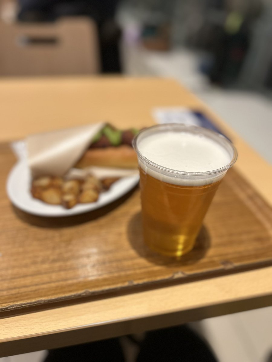 7年ぶりの海外、もう色んなことを忘れすぎている&amp;変わりすぎてて空港で疲労困憊。ようやく夕食とビール。

しかし初めて会社の端末持たずに行くので開放感もすごい（帰った後が怖いが）