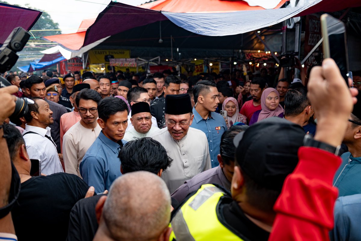 Dalam lawatan kerja ke Perak hari ini, saya berkesempatan mengunjungi Bazar Ramadan Kamunting. Dalam kesibukan orang ramai memilih juadah berbuka, saya luangkan masa menyantuni warga setempat, berbicara, dan menelusuri sejarah yang pernah terukir di sini.

Kamunting bukan sekadar