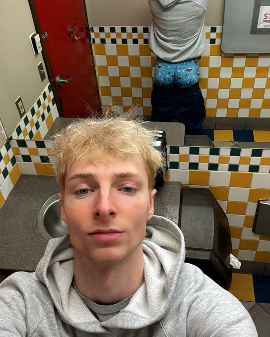 Normal gas station selfie https://t.co/IP0WV2Qyre