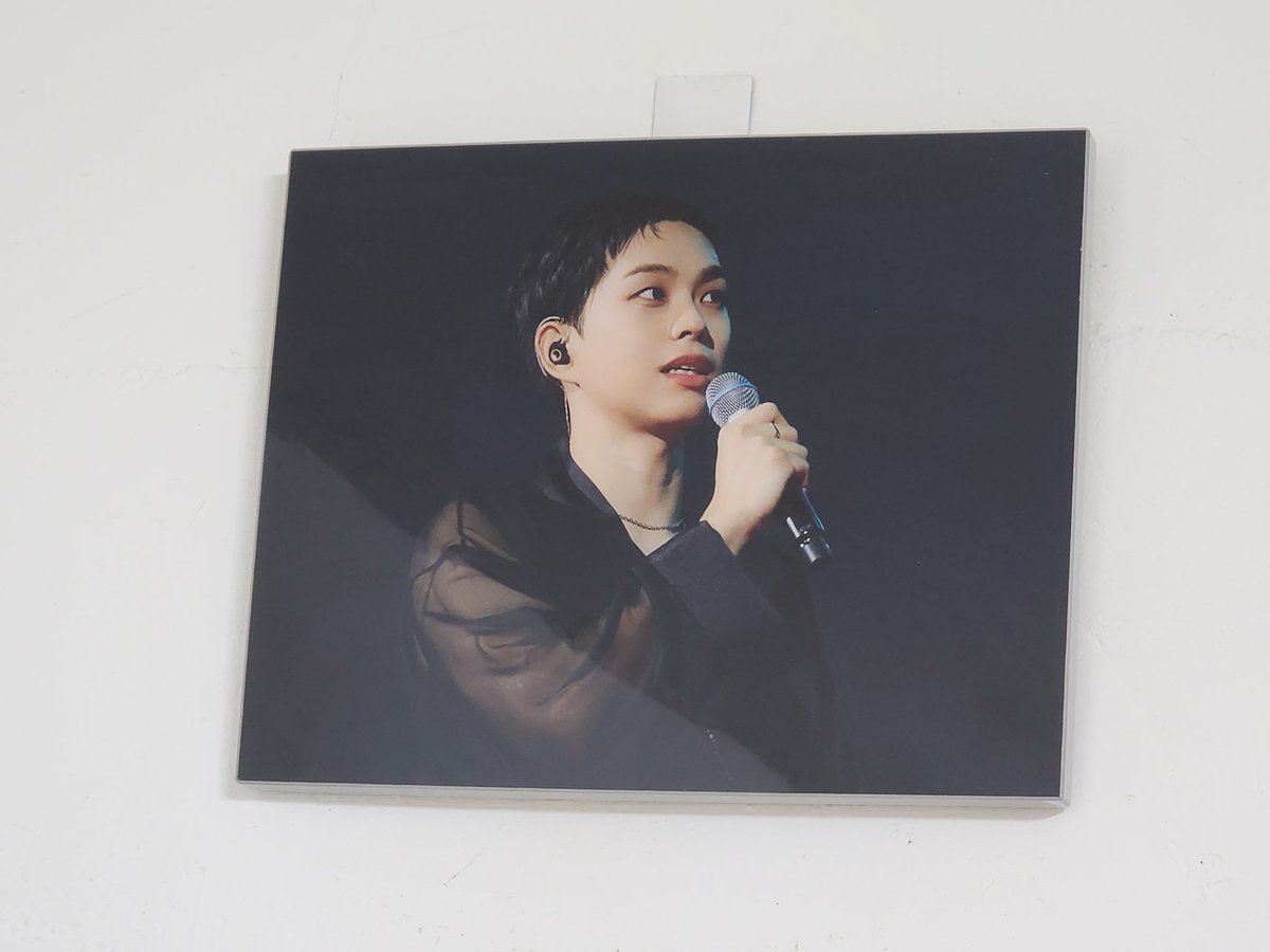 후기 이벤트 당첨 액자 도착 😍❤️

상엽이의 모든 모습을 사랑하지만 특히 사랑하는 무대위에서 노래하는 상엽이의 모습이 담겨서 이 사진으로 골랐어요!
호메의 승인을 받아 거실 한 가운데 걸어두었답니다😆

#별을_내어준_상엽아_생일축하해
#소중한_하루의_기록 
#낭만_한_페이지_기록중