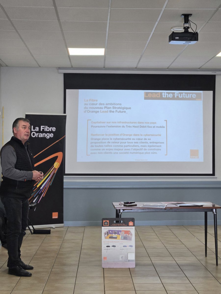 cyprienmateos's tweet photo. Fin de déploiement #FTTH par @OrangeBFC à #Condamine agglomération de @Lons_le_Saunier @Jura_fr en présence du Maire Vice-Président d'Ecla Hervé Guy, de membres du conseil municipal et des conseillers départementaux. Les 250 habitants de la commune sont éligibles à la #Fibre https://t.co/h7HZXgZzsC