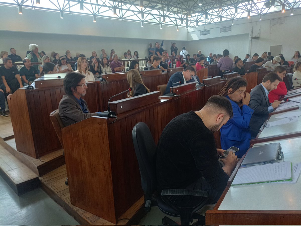 aciertoerror's tweet image. Se debate @HCD3F despacho de comisión por los polémicos proyectos de #CiudadJardinPalomar #PabloPodesta y #Caseros el oficialismo de @Municipalidad3F confía en su aprobación, cuenta con 15 #concejales sobre un total de 24. Preocupación vecinal.