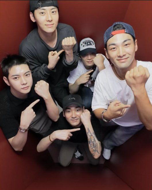 lovetoiletpaper's tweet photo. 얘두라데뷔13주년너무축하해
#뉴이스트_데뷔13주년_축하해
늘러브들은너희와함께맞는봄을
#NUEST_13TH_ANNIVERSARY
기다리고있을거야그때까지건강하자 https://t.co/4OgwMwBnJv