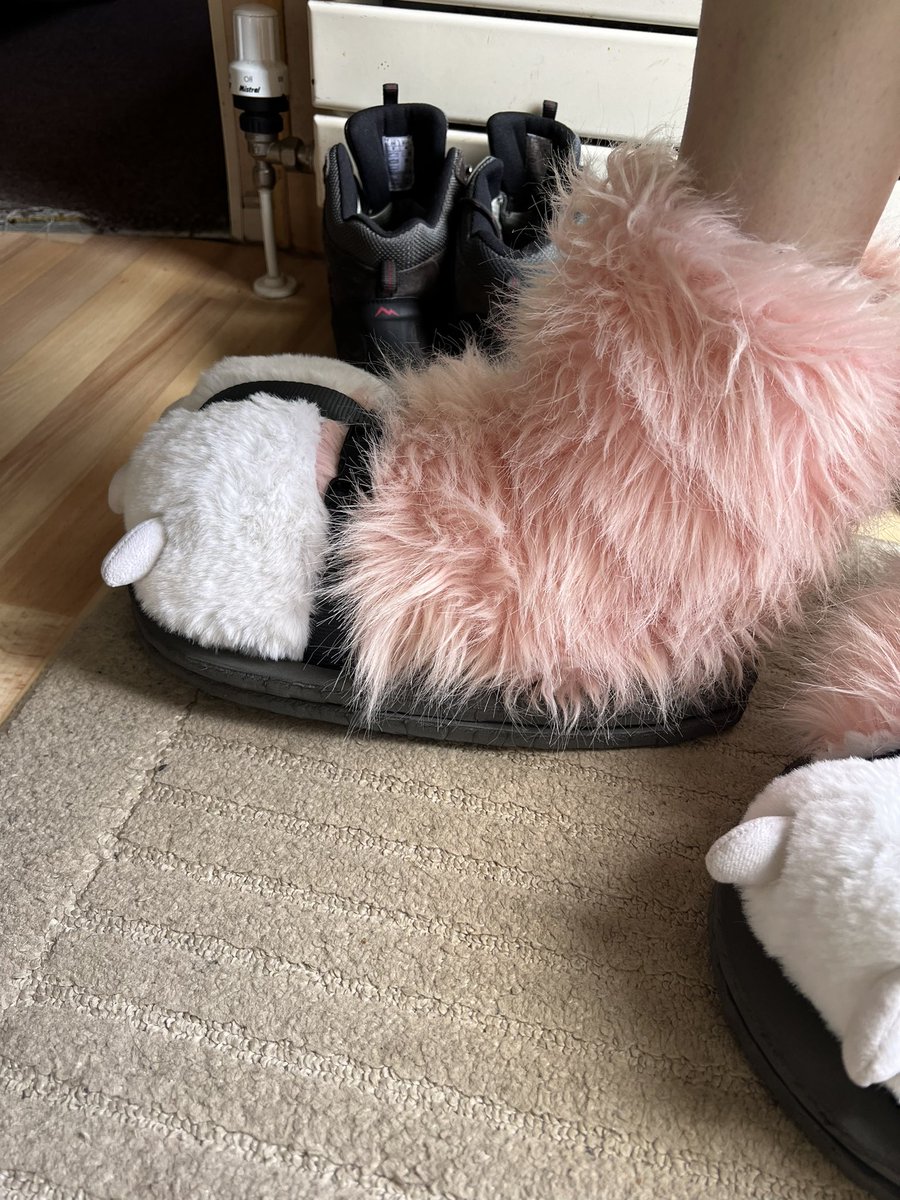 Joy_Fluffs's tweet photo. Made fursuit sandals, ready for the weekend @FurtherSouthUK https://t.co/974w3UPFRd