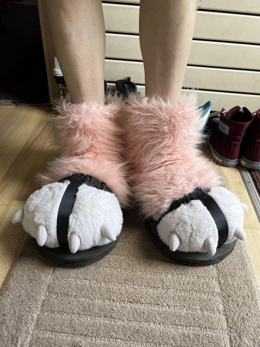 Joy_Fluffs's tweet photo. Made fursuit sandals, ready for the weekend @FurtherSouthUK https://t.co/974w3UPFRd