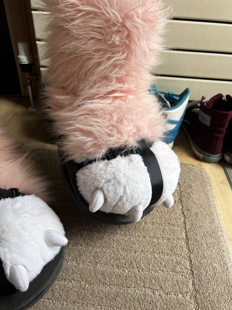 Joy_Fluffs's tweet photo. Made fursuit sandals, ready for the weekend @FurtherSouthUK https://t.co/974w3UPFRd