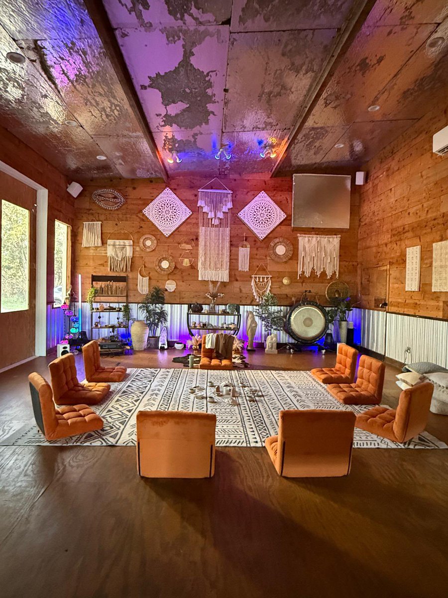 Amazing day at AWKN Ranch. Loved meeting so many #conscious souls. Getting my #aura picture taken was pretty special too.

instagram.com/awkn.ranch