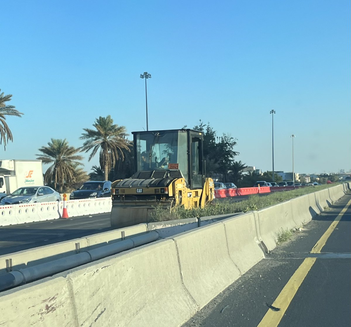 Mstahlekq8's tweet photo. إغلاق حارتين لاكثر من ٢ كيلو 
وبخط سريع 

والشركة لا تعمل على مدار الساعة بنظام الشفتات بعمالة مسلمة وغير مسلمة 

مصيبه ادارية https://t.co/hullmy2qkF
