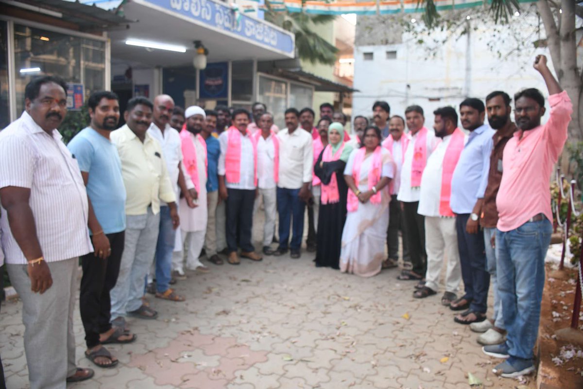 NARLAGIRI RAMESH (@narlagiriramesh) on Twitter photo కాంగ్రెస్ ప్రభుత్వ వ్యతిరేకతను అసెంబ్లీ సమావేశంలో సమస్యలను ఎత్తిచూపితే స్పీకర్ ను ఏక వచనంగా సంబోధించారని ఒక సాకుతో జగదీశ్ రెడ్డిని సస్పెండ్ చేసినందుకు నిరసనగా ఈరోజు సాయంత్రం కాజీపేట <a href="/BRSparty/">BRS Party</a> ఆధ్వర్యంలో సీఎం రేవంత్👹దిష్టిబొమ్మను దగ్ధం చేయడం జరిగింది. <a href="/BTR_KTR/">Thirupathi Bandari</a> <a href="/dasyamofficial/">Dasyam Vinaya Bhaskar</a> కాంగ్రెస్ ప్రభుత్వ వ్యతిరేకతను అసెంబ్లీ సమావేశంలో సమస్యలను ఎత్తిచూపితే స్పీకర్ ను ఏక వచనంగా సంబోధించారని ఒక సాకుతో జగదీశ్ రెడ్డిని సస్పెండ్ చేసినందుకు నిరసనగా ఈరోజు సాయంత్రం కాజీపేట <a href="/BRSparty/">BRS Party</a> ఆధ్వర్యంలో సీఎం రేవంత్👹దిష్టిబొమ్మను దగ్ధం చేయడం జరిగింది. <a href="/BTR_KTR/">Thirupathi Bandari</a> <a href="/dasyamofficial/">Dasyam Vinaya Bhaskar</a>