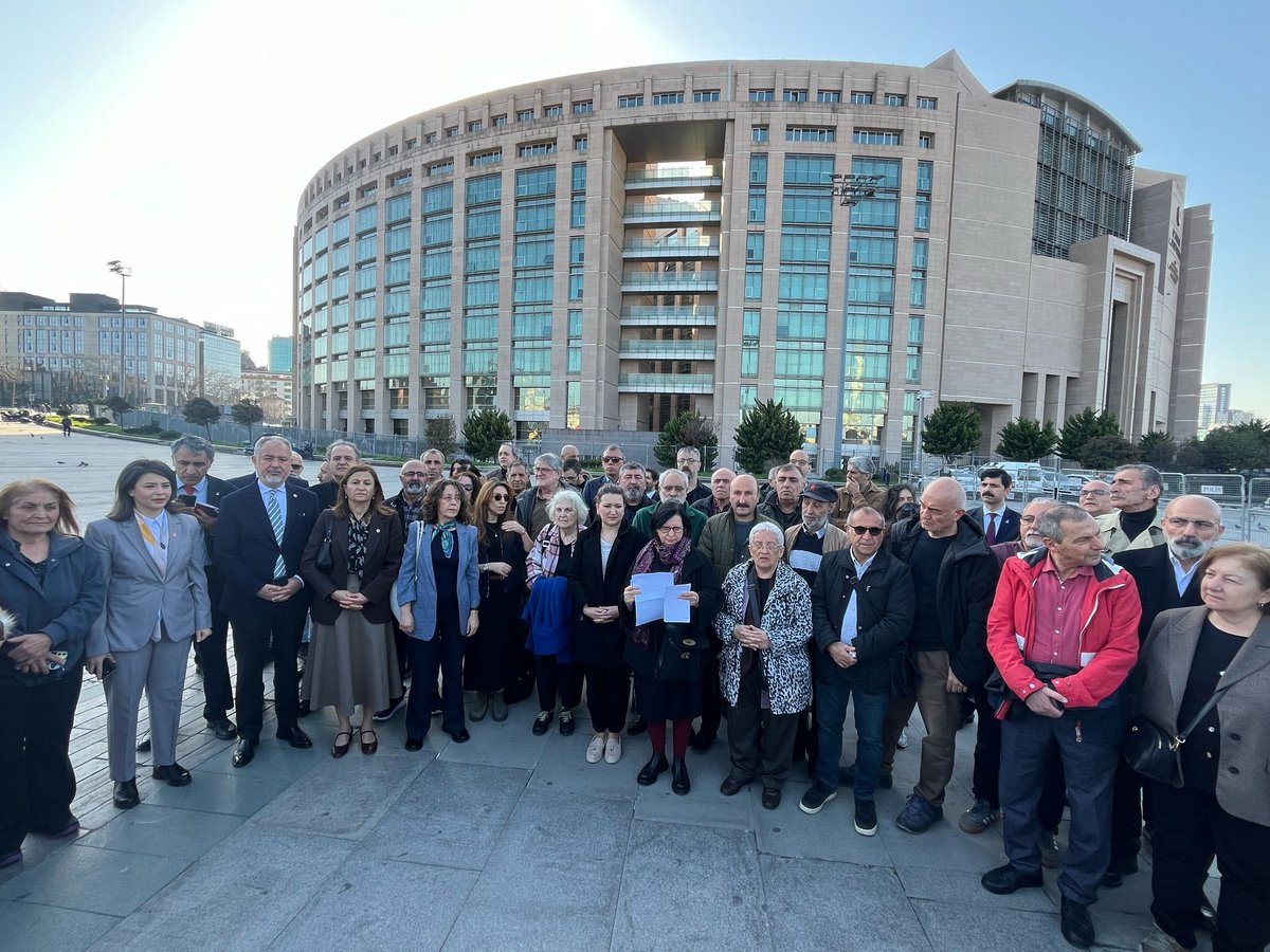 İnsan Haklarından Sorumlu İl Başkan Yardımcımız Selahattin Erbaş ve komitemiz, Cumartesi Annelerinin 700. Hafta Mahkemesi öncesi İHD'nin düzenlediği basın açıklamasına katıldı.