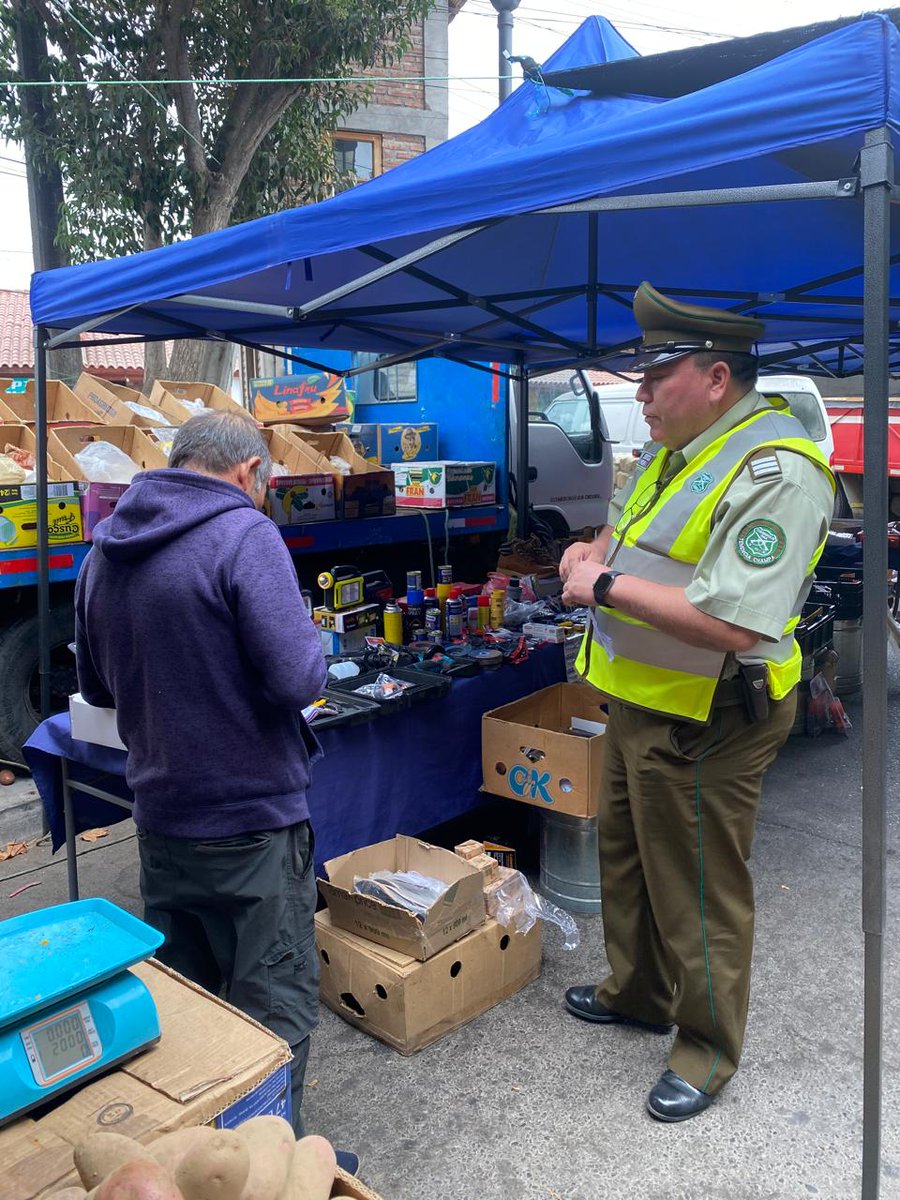 carabprmaipo's tweet photo. #Paine Carabineros de la Tenencia Champa, realizan labores preventivas de fiscalización en feria libre de la comuna, para brindar una mayor sensación de seguridad a los usuarios y locatarios.
#CarabinerosDeTodos https://t.co/oxG68NOv68